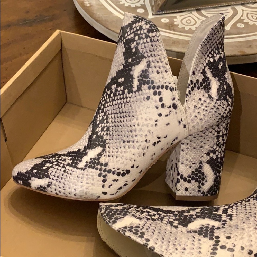 NWOT STEVE MADDEN ROOKIE NATURAL SNAKE BOOTIE